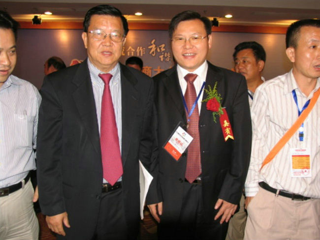 天欣科技董事長(cháng)王五星與入世談判專(zhuān)家、博鰲論壇秘書(shū)長(cháng)龍永圖合影